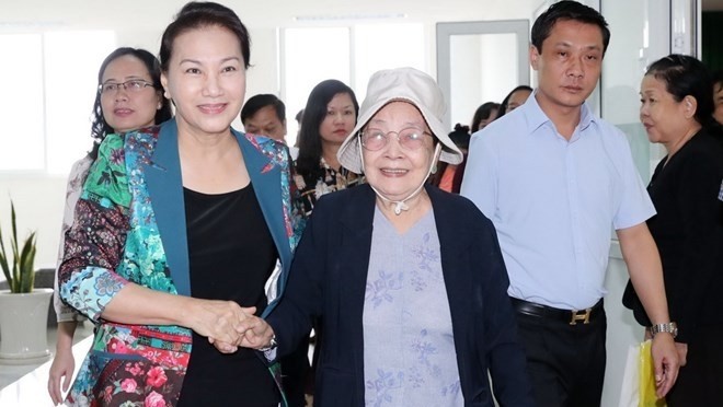 NA Chairwoman Nguyen Thi Kim Ngan and local voters from An Phu ward (Photo: VNA)