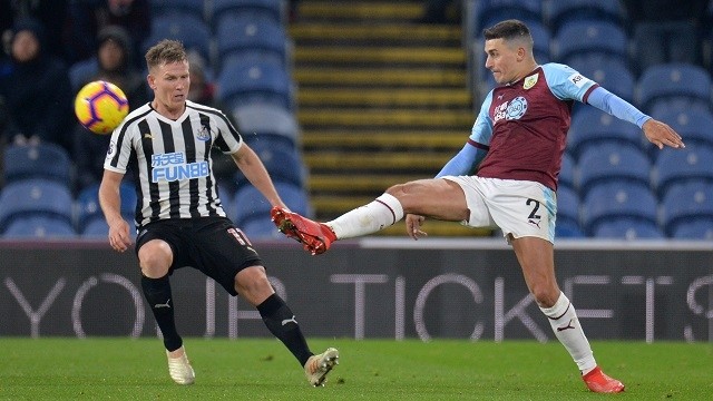 Burnley's Matthew Lowton (R) in action with Newcastle United's Matt Ritchie during their Premier League clash at Turf Moor Stadium in Burnley, Britain, on November 26, 2018. (Photo: Reuters)