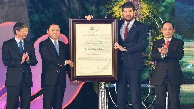 A certificate from UNESCO honouring Non Nuoc Cao Bang Geopark as a global geopark was presented to the leaders of Cao Bang province (Photo: VGP)