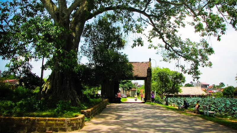 The entrance gate leading to Duong Lam village on the outskirts of Hanoi (Photo: Internet)
