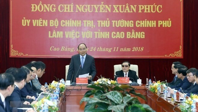 Prime Minister Nguyen Xuan Phuc works with the key officials of Cao Bang province. (Photo: VNA)