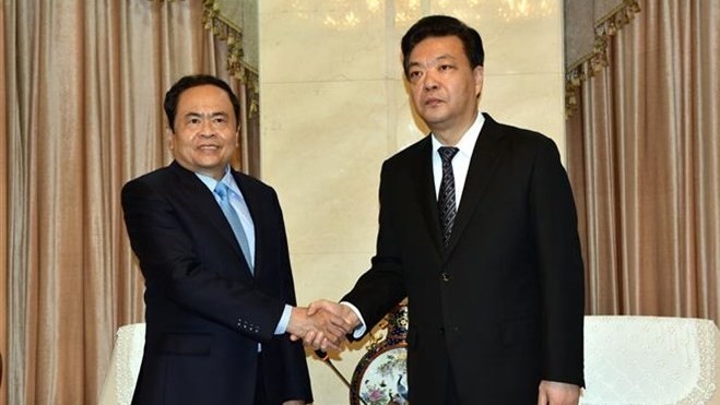 VFF President Tran Thanh Man (L) shakes hands with Chairman of the Beijing Committee of the Chinese People’s Political Consultative Conference Ji Lin (Photo: VNA)