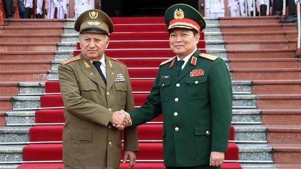 Defence Minister Gen. Ngo Xuan Lich (R) and Minister of the Revolutionary Armed Forces Sen. Lieut. Gen. Leopoldo Cintra Frias (Source: VNA)
