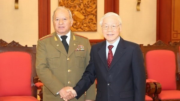 General Secretary of the Communist Party of Vietnam Central Committee and President Nguyen Phu Trong (R) and Minister of the Revolutionary Armed Forces of Cuba Leopoldo Cintra Frias (Source: VNA)