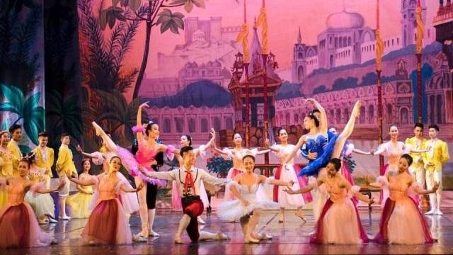 The remake of the ballet conveys a message that people dream of nothing but a better life with love and joy. (Photo: VNOB)