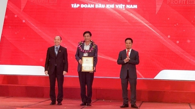 A representative from PetroVietnam receives the certificate recognising it as taking the top in the Profit500 Ranking. (Photo: VOV)