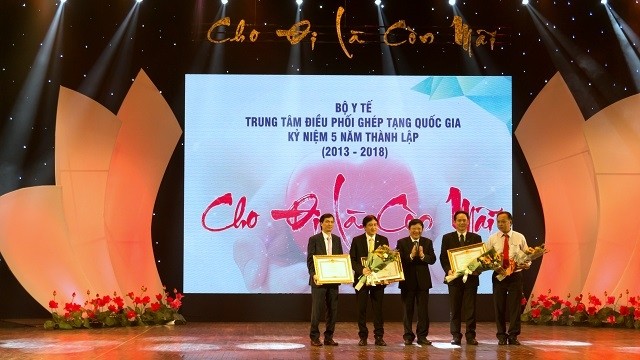 The VNHOT staff were honoured with the Prime Minister’s Certificate of Merit for their contribution to organ transplants in Vietnam, on the occasion of the 5th anniversary of the VNHOT’s establishment, Hanoi, November 29. (Photo: NDO/Trung Hung)