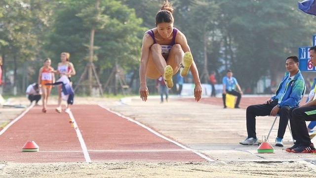 Hanoi’s athlete Bui Thi Thu Thao wins a gold, setting a new record in long jump event with 6.29 m. 