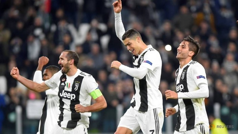 Juventus' Cristiano Ronaldo, Giorgio Chiellini and team mates celebrate at the end of the match. (Reuters)
