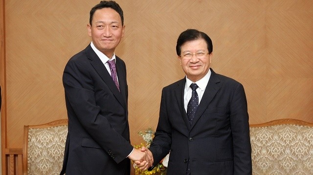 Deputy Prime Minister Trinh Dinh Dung (R) and RoK Ambassador to Vietnam Kim Do-hyon  (Photo: VGP)