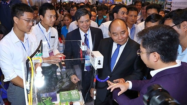 Prime Minister Nguyen Xuan Phuc visits a booth at Techfest 2018. 