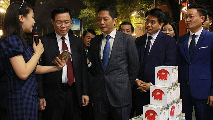 Deputy Prime Minister Vuong Dinh Hue, Minister of Industry and Trade, Tran Tuan Anh, and Chairman of Hanoi municipal People’s Committee, Nguyen Duc Chung visit a pavilion at the event.