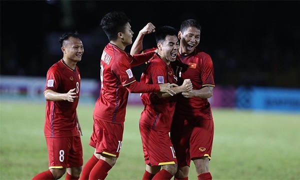 Anh Duc (right) celebrates scoring the opener for Vietnam against the Philippines. (Photo: vnexpress.net)