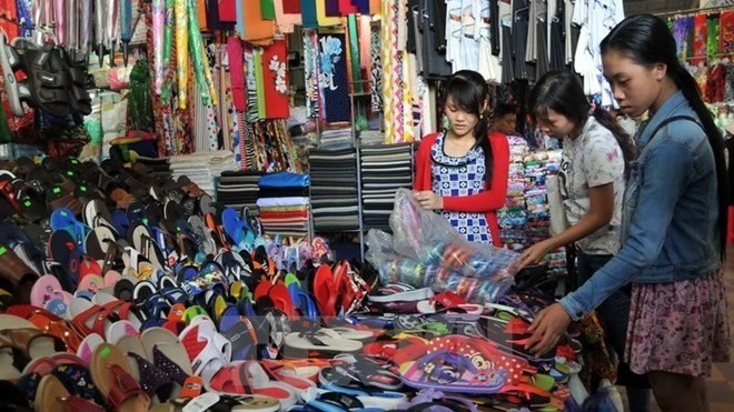 Visitors buy products at a pavilion at the 2018 Vietnam-China Border Trade Fair. (Photo: VNA)