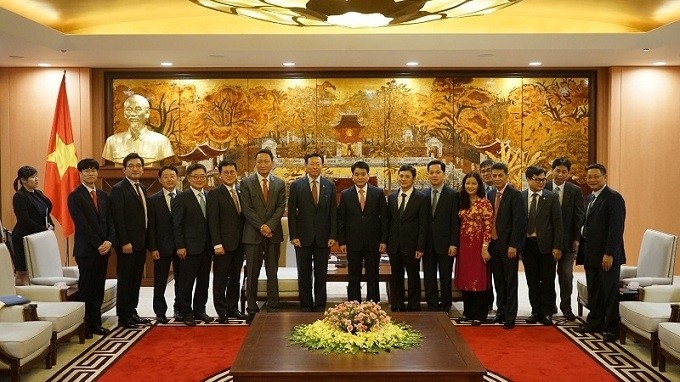 Chairman of the Hanoi People’s Committee Nguyen Duc Chung poses with the RoK guests at the reception on December 3.