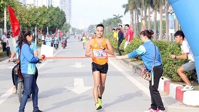 Nguyen Thanh Ngung wins a gold medal for Da Nang in 20 km racewalking on December 2. (Photo: NDO)
