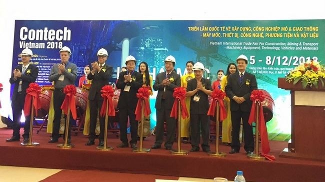 The ribbon cutting ceremony for the opening of the Contech Vietnam 2018 (Photo: baodauthau.vn)