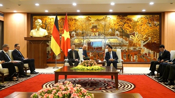 Chairman of the Hanoi People’s Committee Nguyen Duc Chung (right) and Leipzig First Mayor Torsten Bonew. (Photo: HNM)