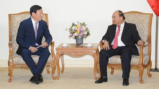 Prime Minister Nguyen Xuan Phuc (R) receives Chairman of Lotte Group Shin Dong-bin (Photo: NDO/Tran Hai)