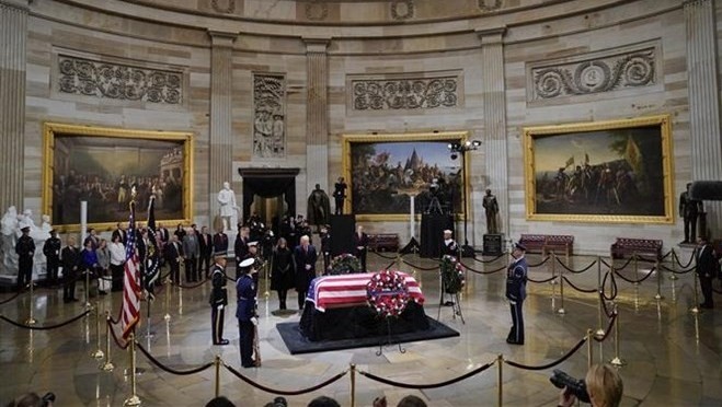 The casket of former US President George H.W. Bush lies in state in the Capitol Rotunda, Washington DC. (Photo: Xinhua/VNA)