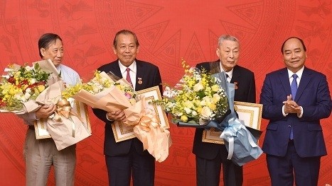 PM Nguyen Xuan Phuc and honoured Party members (Photo: VGP)