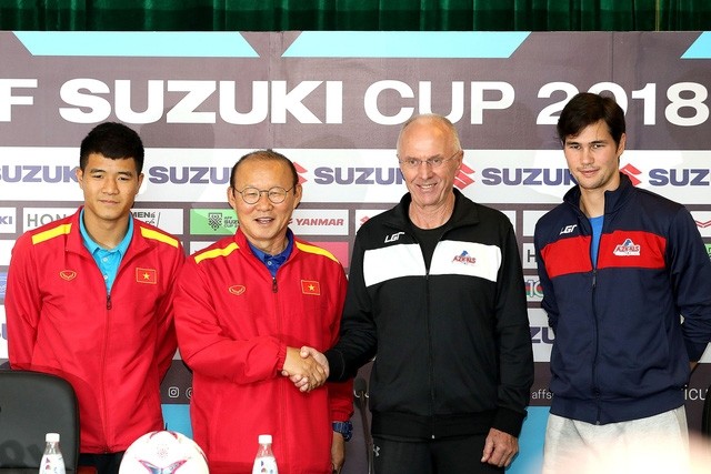 Vietnam coach Park Hang-seo (second from left) shakes hands with Philippines coach Sven Goran-Eriksson during the press briefing in Hanoi on Dec 5.