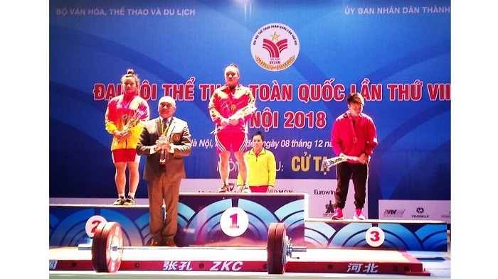 Nguyen Thi Tuyet Mai (Ha Noi) wins the gold medal in women's weightlifting snatch 63 kg class. (Photo: hanoimoi.com.vn)