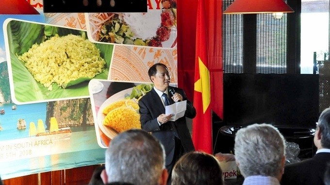 Vietnamese Ambassador to South Africa Vu Van Dung speaks at the event. (Photo: baoquocte.vn)
