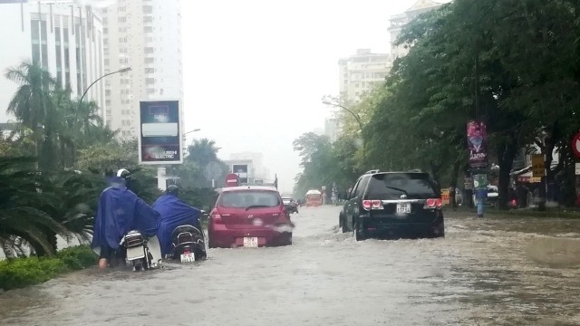 Heavy rain caused flooding in Vinh city, Nghe An province. (Photo: NDO/Thanh Chau)