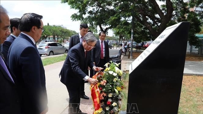 The Party delegation also laid flowers on the Ho Chi Minh Avenue in Luanda (Photo:VNA)
