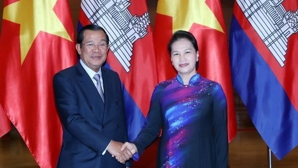 Vietnamese National Assembly Chairwoman Nguyen Thi Kim Ngan (R) meets with  Cambodian Prime Minister Samdech Techo Hun Sen in Hanoi on December 8 (Photo: VNA)