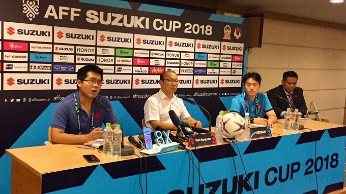 Vietnam coach Park Hang-seo (in white) at the press briefing after the AFF Cup semifinal second leg in Hanoi. (Photo: NDO/Tran Hai)