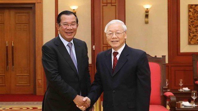 General Secretary of the Communist Party of Vietnam and President Nguyen Phu Trong (R) and Cambodian Prime Minister Samdech Techo Hun Sen (Photo: VNA)