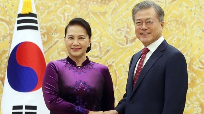 National Assembly Chairwoman Nguyen Thi Kim Ngan and President of the Republic of Korea Moon Jae-in (Photo: VNA) 