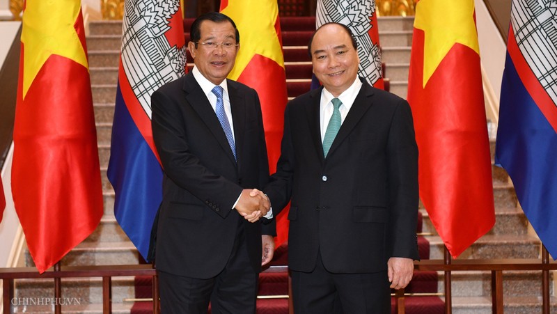 Prime Minister Nguyen Xuan Phuc (R) and Cambodian Prime Minister Samdech Techo Hun Sen (Photo: VGP)