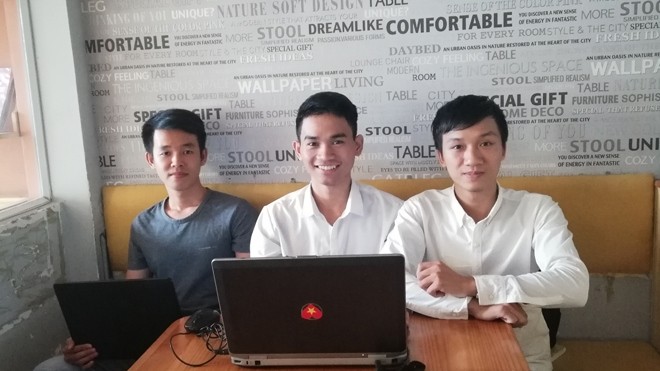 Truong Huu Phu (centre) and other Ucom project team members (Photo: baodanang.vn)