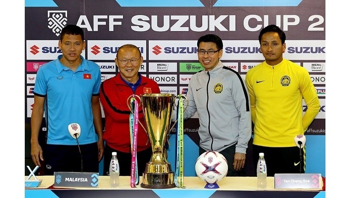Vietnam and Malaysia’s coaches and players at the pre-match press conference in Hanoi on December 14, one day ahead of the return leg of the AFF Suzuki Cup 2018 final. (Photo: AFF Suzuki Cup)