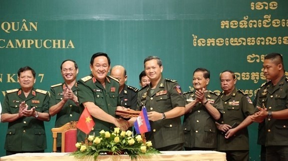 Leaders of the two units sign a cooperation agreement during the talks (Source: qdnd.vn)