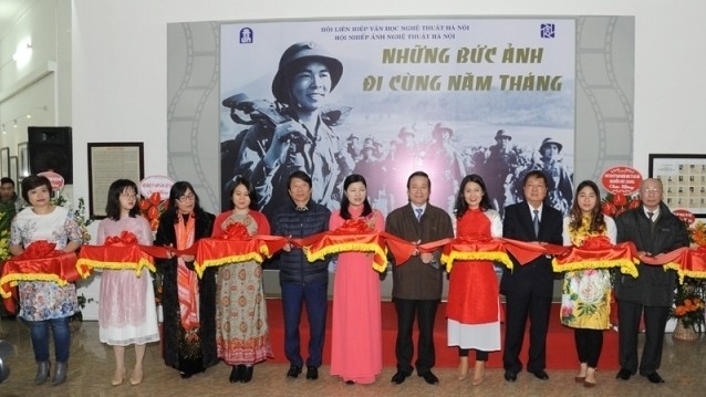 Delegates cut the ribbon to open the exhibition. (Photo: NDO/Tran Hai)