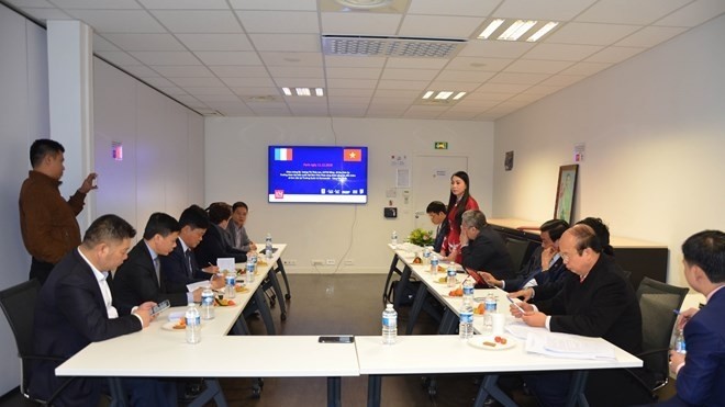 At the working session between Vinh Phuc delegates and leaders of the Ecole de Management de Normadie (the Normandy Management Training School) (Photo VNA) 