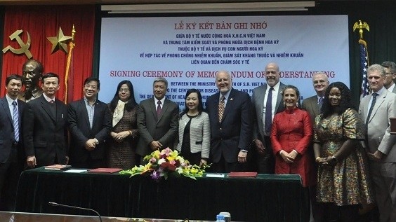 Delegates from the Vietnamese Ministry of Health and the US Centres for Disease Control and Prevention at the signing ceremony (Photo: suckhoedoisong.vn)