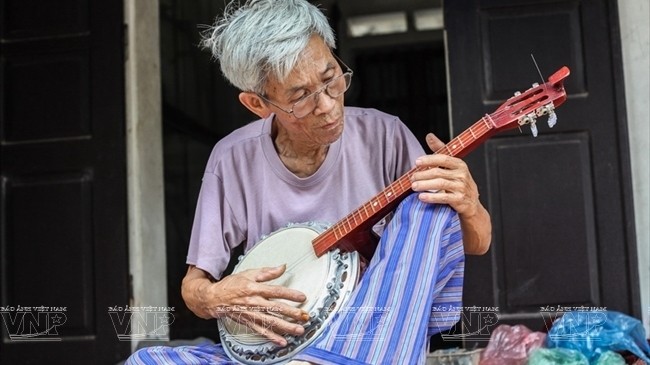 Dao Xa village craftsman Dao Van Soan is known as the most genius instrumentalist in Hanoi for his talent and passion for the production of musical instruments. (Photo: Vietnam Pictorial)