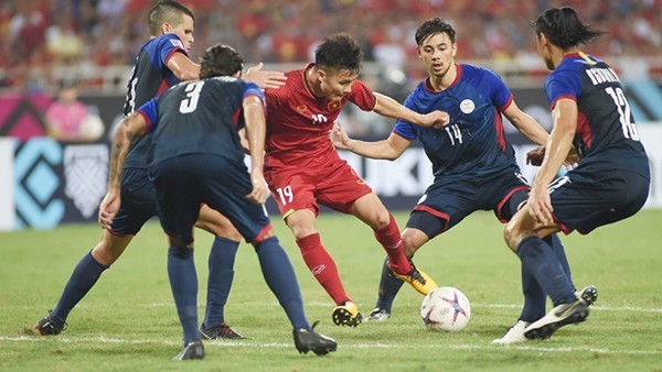 Vietnamese midfielder Nguyen Quang Hai surrounded by the Philippine players in the 2018 AFF Cup semifinal second leg at My Dinh Stadium in Hanoi on December 6.