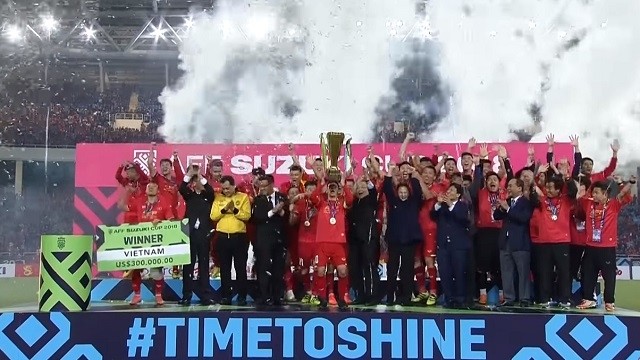 Vietnamese players celebrate with the AFF Cup 2018 trophy. (Screenshot capture)