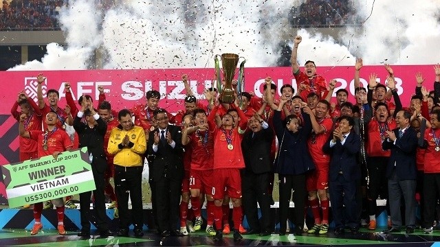 Vietnamese players celebrate with the AFF Cup 2018 trophy. (Photo: Vietnam Football Federation)