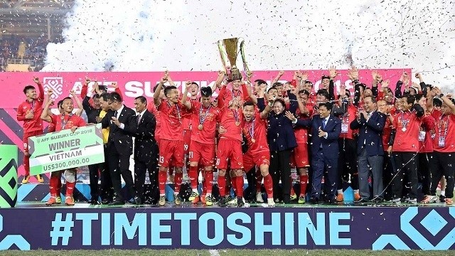 Vietnamese players celebrate winning their second AFF Suzuki Cup trophy after beating Malaysia 1-0 (3-2 on aggregate) in the final second leg at Hanoi’s My Dinh Stadium on December 15. (Photo: AFF Suzuki Cup 2018) 