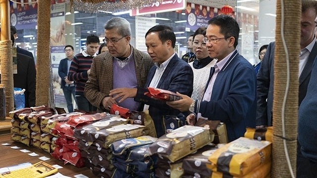 Vietnamese Ambassador to Russia, Ngo Duc Manh, introduces Vietnamese products to ambassadors of ASEAN nations to Russia 