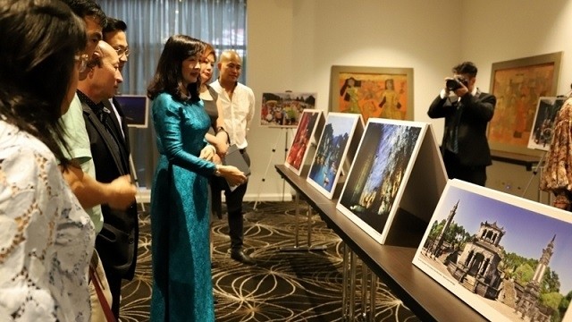 Visitors at the Vietnamese lacquer painting exhibition in Melbourne, Australia, on December 14. (Photo: VOV)