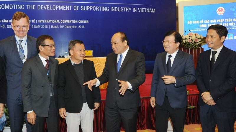 PM Nguyen Xuan Phuc and delegates at a conference on promoting Vietnam's supporting industries (Photo: Tran Hai)
