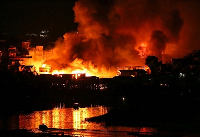 Houses on fire are seen at Educando neighbourhood, a branch of the Rio Negro, a tributary to the Amazon river, in the city of Manaus. (Photo: Reuters)